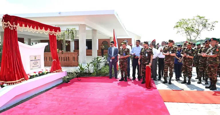 শিক্ষাপ্রতিষ্ঠানের উদ্বোধন করছেন সেনা প্রধান